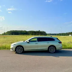 Jasnozielony superb plug-in na tle łąki i lasu. Idealny do podróży.