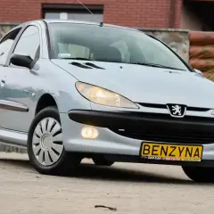 Jasny Peugeot 206 1.4 benzyna z żółtą tablicą rejestracyjną "BENZYNA" stoi na zewnątrz.