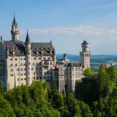 Schloss Neuschwanstein, ett sagoslott i Bayern, reser sig majestätiskt över en grönskande skog.