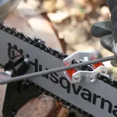 Ostrzenie łańcucha pilarki Husqvarna. Użyj prowadnicy do pilnika, by zachować właściwy kąt ostrzenia.