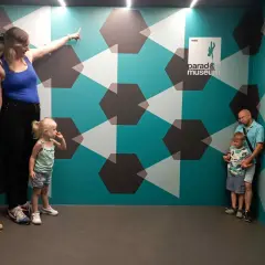 Famille explorant le Paradox Museum Paris, un lieu d'illusions optiques. Avis : une expérience amusante pour tous les âges.