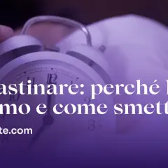Sveglia che indica l'ora, con testo "Procrastinare: perché lo facciamo e come smettere". Capire il procrastinare significato è il primo passo.