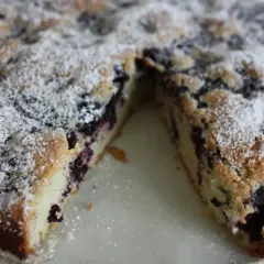 Blåbärskaka med pudersocker. Enkelt att baka och perfekt till fikat.