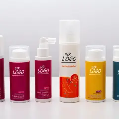 Sechs verschiedene Flaschen mit **Fußpflege**-Produkten, darunter Sprays und Cremes, stehen nebeneinander.