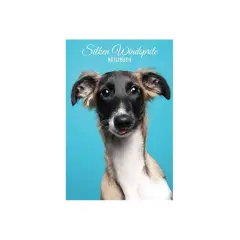 Un gracioso silken windsprite con la lengua afuera, posando para un cuaderno azul.