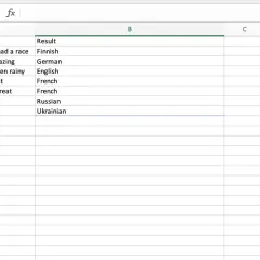 Foglio Excel con frasi in colonna A e la lingua corrispondente in colonna B. La colonna E elenca altre lingue, suggerendo che la stringa contiene un elenco di lingue.
