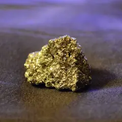 Błyszczący piryt, znany ze swoich właściwości, przypomina złoto. Jego metaliczny połysk i krystaliczna struktura fascynują.