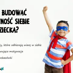 Chłopiec w stroju superbohatera, gotowy na ćwiczenia na pewność siebie dla dzieci. Jak budować wiarę w siebie u dziecka?