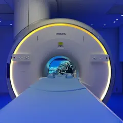 Nowy rezonans magnetyczny dla klaustrofobików. Wnętrze aparatu przypomina podwodny świat, łagodząc lęk.