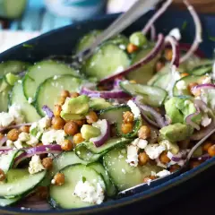 Deliziosa insalata di cetrioli con ceci croccanti, avocado cremoso, cipolla rossa e formaggio feta sbriciolato.