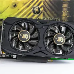 Tarjeta gráfica negra con dos ventiladores y logo dorado. Ideal para saber que tarjeta gráfica tengo y mejorar tu PC.