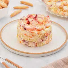 Deliciosa ensaladilla de pulpo, con patatas, zanahoria y huevo, coronada con trozos de pulpo y pimentón.