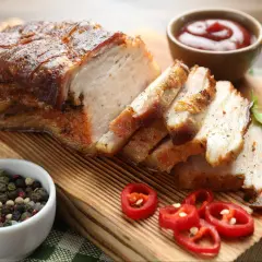 Soczysty boczek, idealny do pieczenia, pokrojony w plastry, z dodatkiem pieprzu, chili i ketchupu. Pyszny sposób, jak upiec boczek.