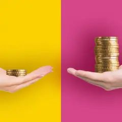 Zwei Hände halten Münzstapel. Eine Hand hat wenig, die andere viel. Zeitarbeit: kein Einsatz, kein Geld.