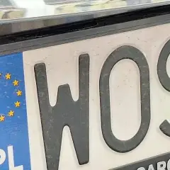 Tablica rejestracyjna z literami WOS i symbolem Unii Europejskiej.