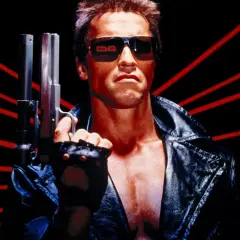 Arnold Schwarzenegger jako T-800, ikona z obsady Terminatora, z pistoletem i czerwonymi promieniami w tle.