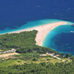 Plaża Zlatni Rat w Chorwacji, idealna na bezpośrednie loty do Chorwacji. Woda kusi turkusowym kolorem.