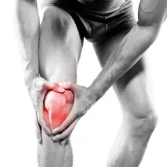 Un coureur à pied se tient le genou, marqué en rouge, symbolisant la douleur.