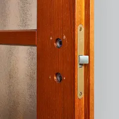 Jak zamontować zamek w drzwiach? Poradnik DIY krok po kroku
