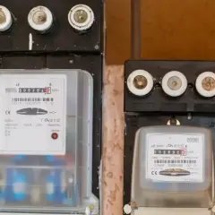Dwa liczniki prądu, jeden z odczytem 0002947 kWh, drugi 0068922 kWh. Pomocne przy pytaniu jak odczytać licznik prądu Tauron.
