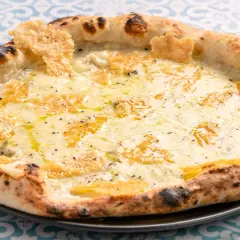 Eine köstliche Pizza Formaggi mit geschmolzenem Käse und knusprigem Rand, serviert auf einem Teller mit blau-weißem Muster.
