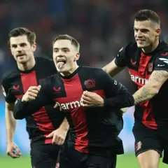 Radość piłkarzy z Leverkusen po strzelonym golu. Jeden z nich pokazuje język, świętując sukces.
