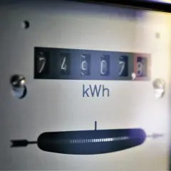 Licznik energii elektrycznej pokazuje 74907,8 kWh. To dużo, ale może to tylko początek historii zużycia!