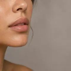Naturligt fylliga läppar, kanske med hjälp av lip fillers, med en mjuk glans.