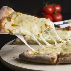 Rozciągający się ser na kawałku pizzy. Czy można mrozic ciasto na pizze? Tak, to świetny sposób na zachowanie świeżości.