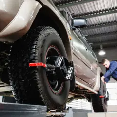 Zbieżność kół: DIY czy mechanik? Wybierz mądrze i oszczędź!