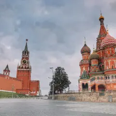 Kreml i Sobór Wasyla Błogosławionego, ikony stolicy Rosji, na tle pochmurnego nieba.