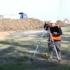 Geodeta w budowie domu: Niezbędny przewodnik po jego roli i usługach
