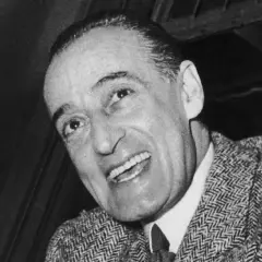 Totò, con il suo sorriso sornione, sembra quasi recitare una poesia sulla morte, un tema che affrontò con la sua consueta ironia.