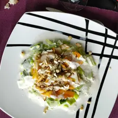 Délicieuse recette haddock fumé avec poireaux et sauce crémeuse, garnie de noix concassées. Un plat savoureux et réconfortant.