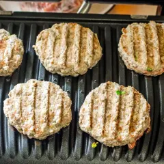 Jak usmażyć burgera na patelni, aby był soczysty i idealny?