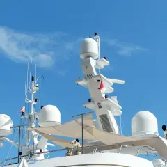 Torre di un superyacht con antenne e cupole, tra cui un radar. Il suo significato è fondamentale per la navigazione sicura.