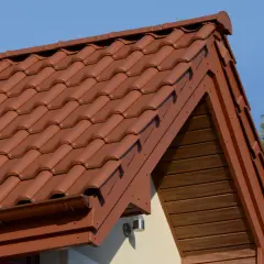 Jaką blachę na dach wybrać, aby uniknąć kosztownych błędów?