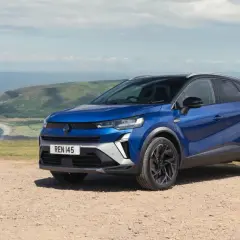 Niebieski Renault Captur na tle malowniczego wybrzeża. Idealny wybór na wakacyjne podróże, dostępny w atrakcyjnym **Renault w leasingu**.