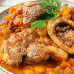 Ossobuco succulento in umido con verdure, un'ottima ossobuco ricetta veloce per un pasto saporito.
