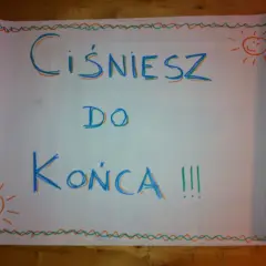 Hasła dopingujące biegaczy: "Ciśniesz do końca !!!" z uśmiechniętymi słoneczkami po bokach.