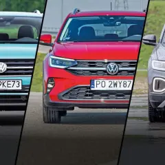 Trzy Volkswagen SUV w różnych kolorach: turkusowy, czerwony i szary.