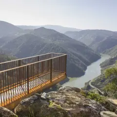 El mirador de Matacas ofrece vistas espectaculares de un río serpenteante entre montañas verdes.