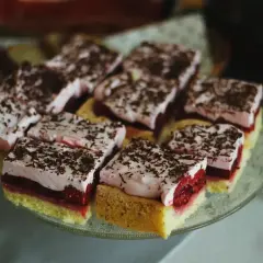 Szybkie ciasto na niedzielę do kawy: puszysty biszkopt, galaretka z malinami i krem z posypką czekoladową. Idealne na leniwe popołudnie.