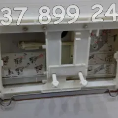 Wnętrze spłuczki Geberit z instrukcją naprawy.