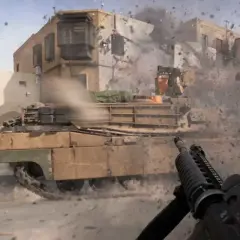 Intensywna akcja w kampanii Battlefield 6. Czołg niszczy budynek, a żołnierz celuje z karabinu.