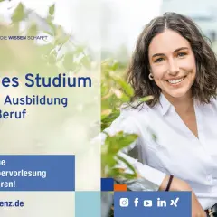 Junge Frau lächelt, wirbt für Duales Studium neben Ausbildung oder Beruf. VWA Koblenz bietet Schnuppervorlesungen an.