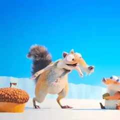 Scrat und ein kleineres Eichhörnchen im Schnee, beide auf der Jagd nach einer riesigen Eichel. Ein Moment aus Ice Age 6.