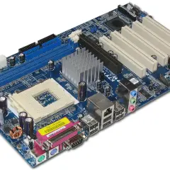 Carte mère d'ordinateur bleue avec dissipateur thermique, connecteurs RAM, PCI et ports d'entrée/sortie.