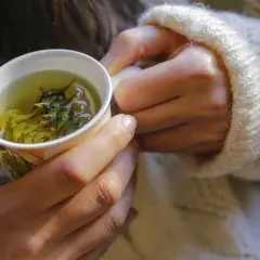 Co jest dobre na silny ból żołądka? Skuteczne metody ulgi w bólu