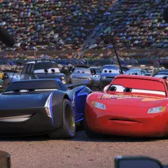 Lightning McQueen und Jackson Storm im Rennen. Fans warten gespannt auf die Cars 4 Release Date.